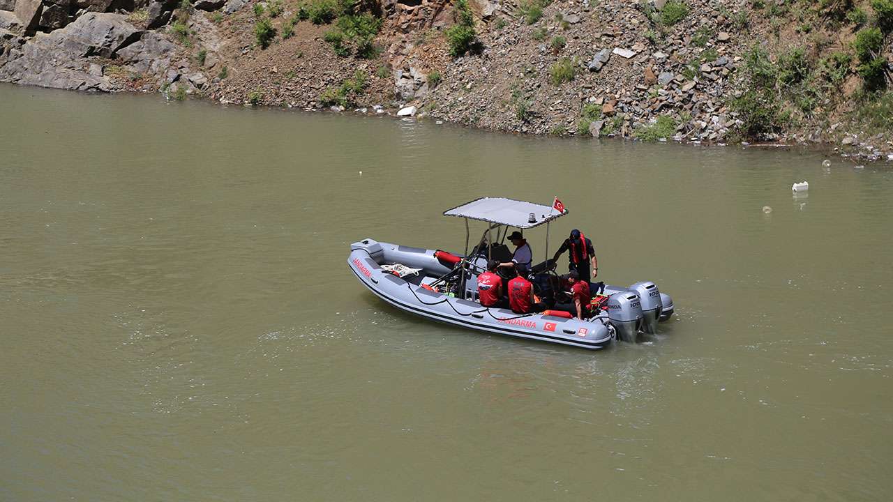 artvinde-zamanla-yaris-85-kisilik-ekip-baba-ve-ogulu-ariyor