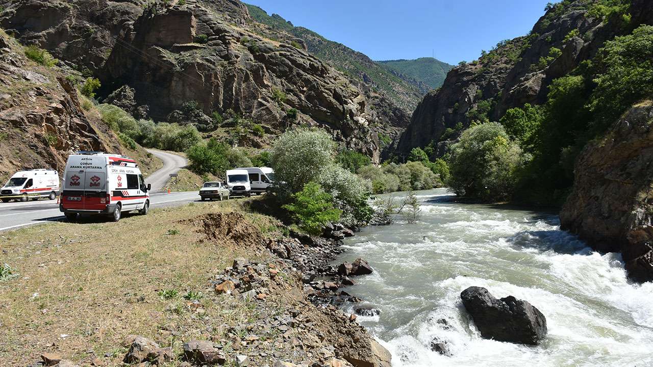 artvinde-zamanla-yaris-85-kisilik-ekip-baba-ve-ogulu-ariyor
