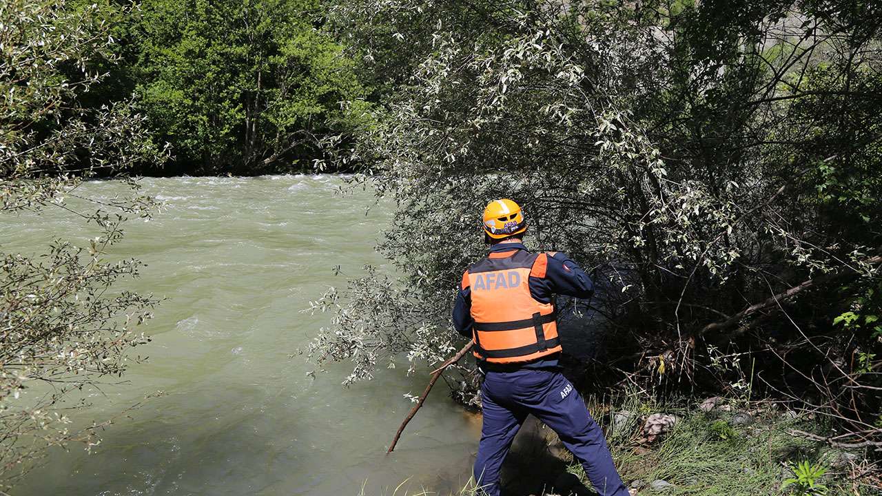 artvinde-zamanla-yaris-85-kisilik-ekip-baba-ve-ogulu-ariyor