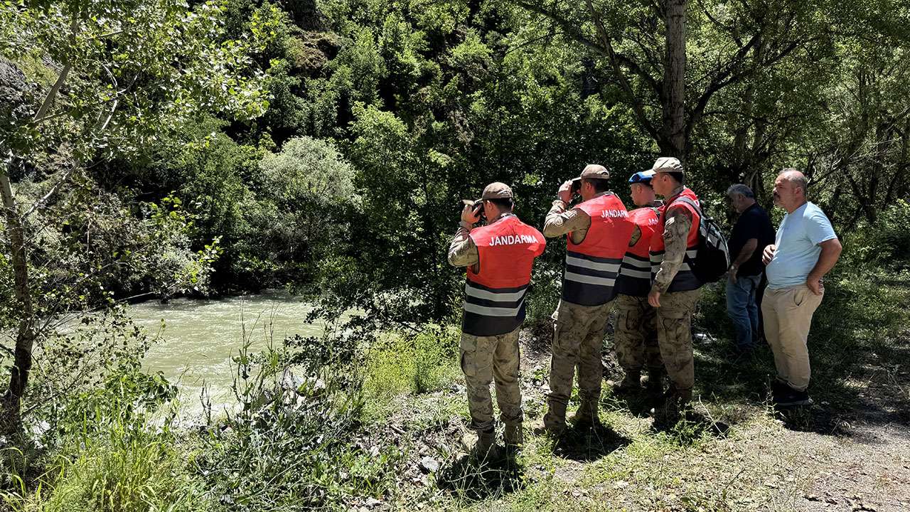 artvinde-zamanla-yaris-85-kisilik-ekip-baba-ve-ogulu-ariyor