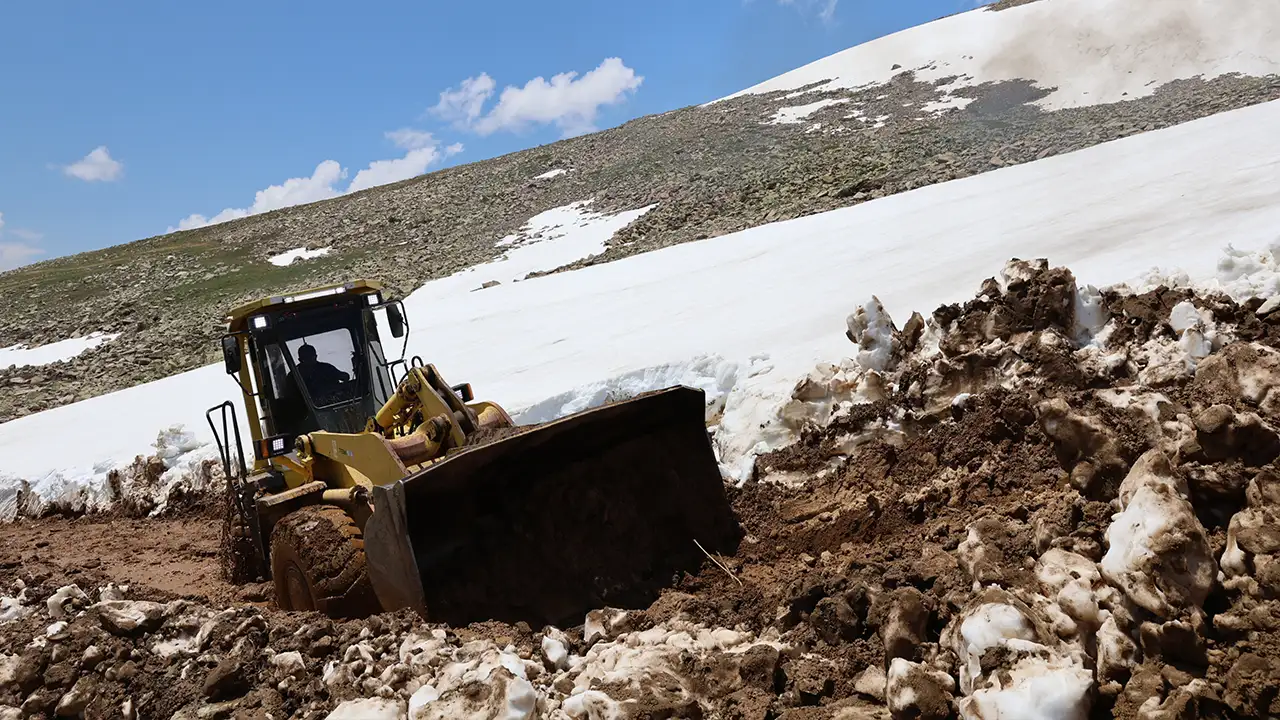 bayburtta-yayla-yollarinda-karla-mucadele-suruyor
