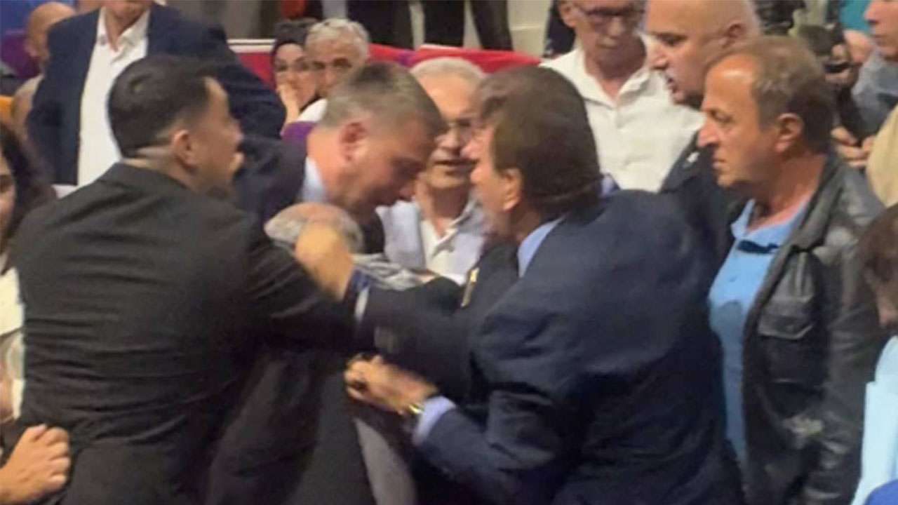 ak-parti-trabzon-il-baskani-sezgin-mumcu-acikladi-toplanti-duzenini-bozdugu-icin-salondan-cikarildi