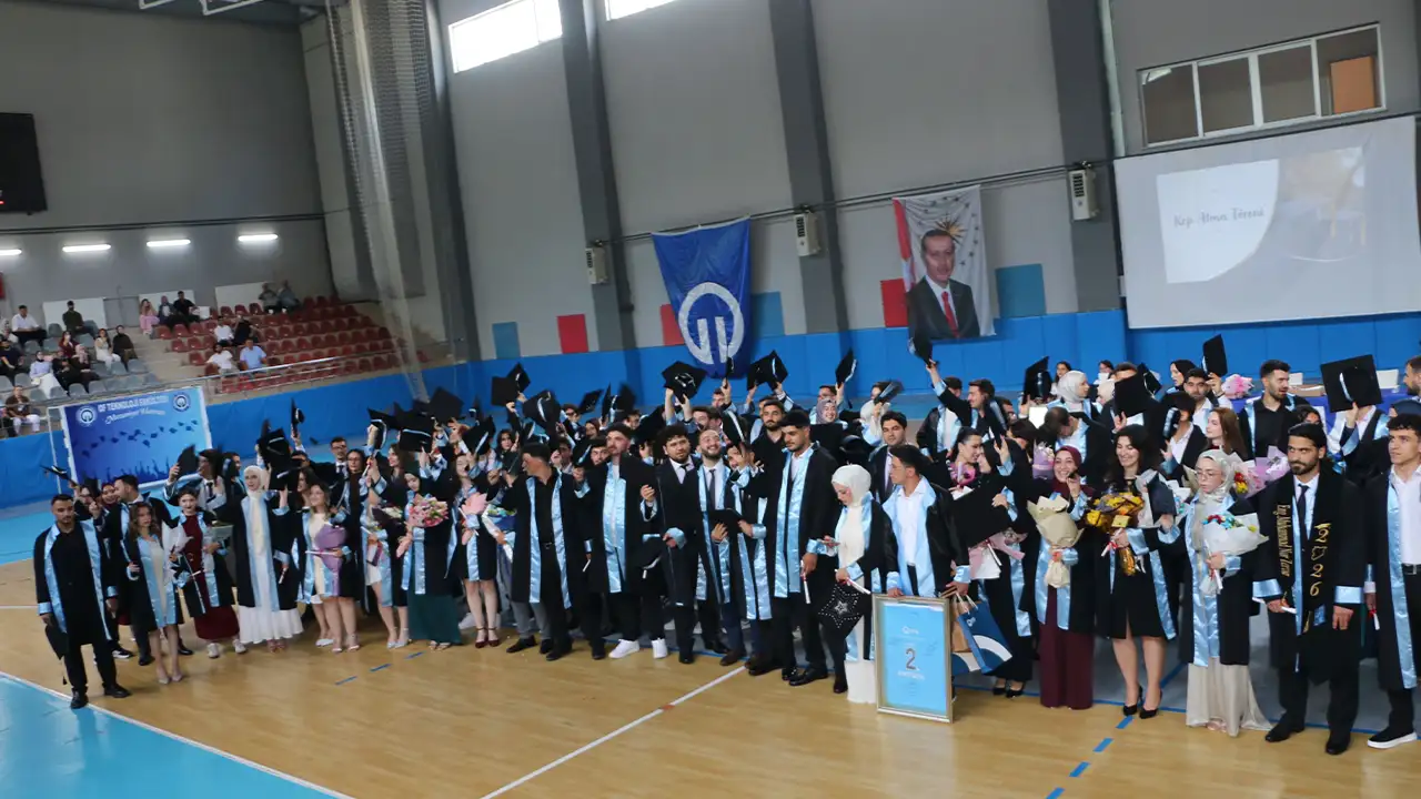 ktu-of-teknoloji-fakultesinde-mezuniyet-coskusu