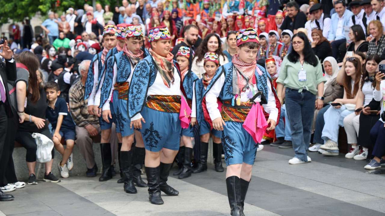 trabzonda-kultur-ve-sanat-festivali-renkli-goruntulerle-basladi