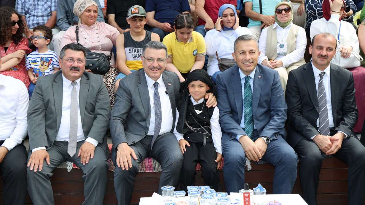 trabzonda-kultur-ve-sanat-festivali-renkli-goruntulerle-basladi
