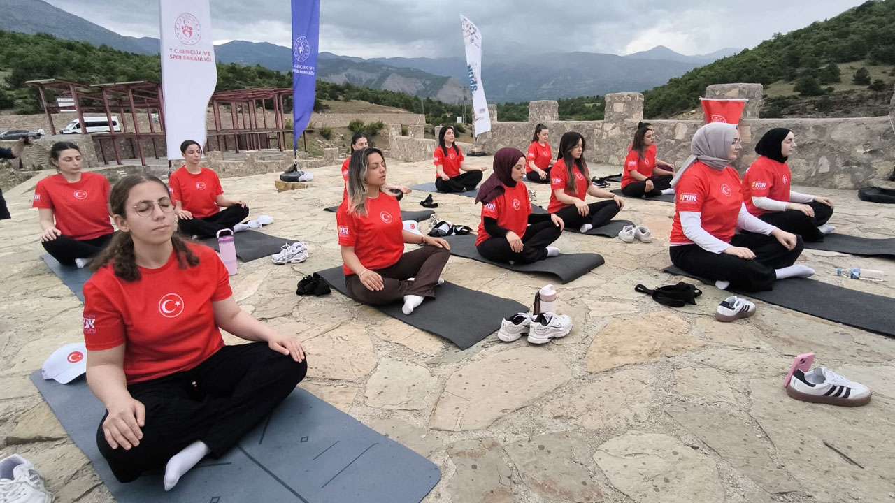 artvin-cehennem-deresi-kanyonunda-dunya-yoga-gunu-etkinligi