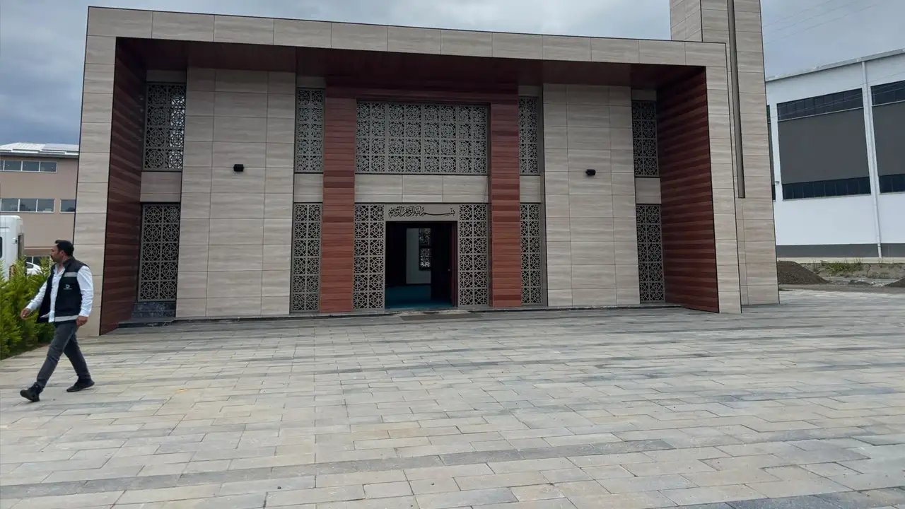besikduzu-osbde-cami-ve-sosyal-tesislere-yakin-inceleme-ilk-namaz-kilindi