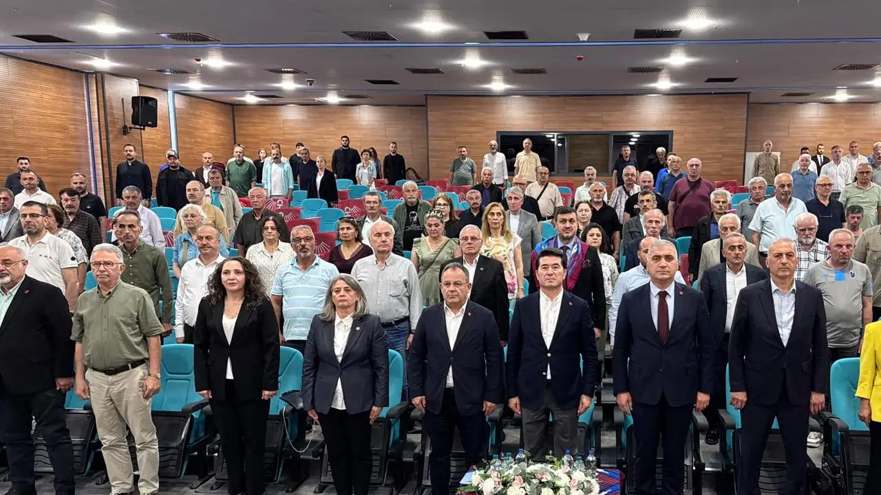 mustafa-bak-acikladi-chp-kusatma-altindadir-ama-teslim-olmayacaktir