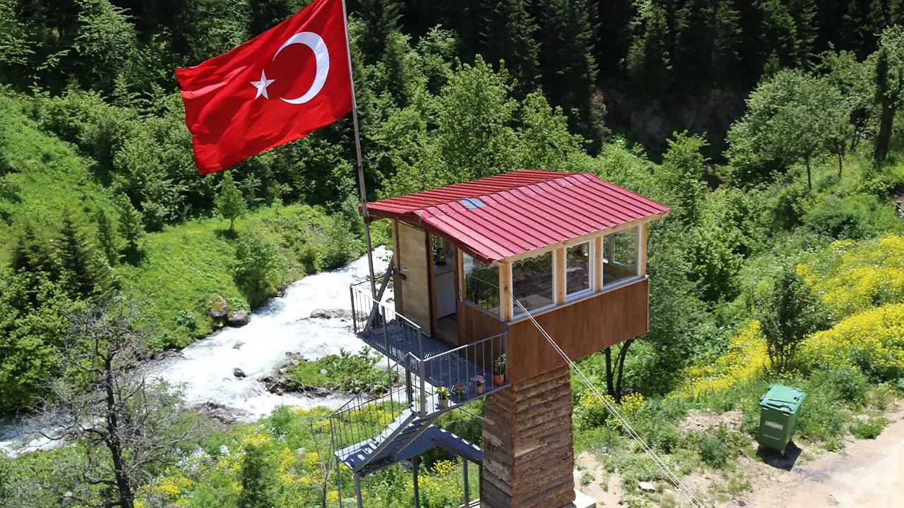 rizede-55-metre-yuksege-yaptigi-ev-ilgi-goruyor