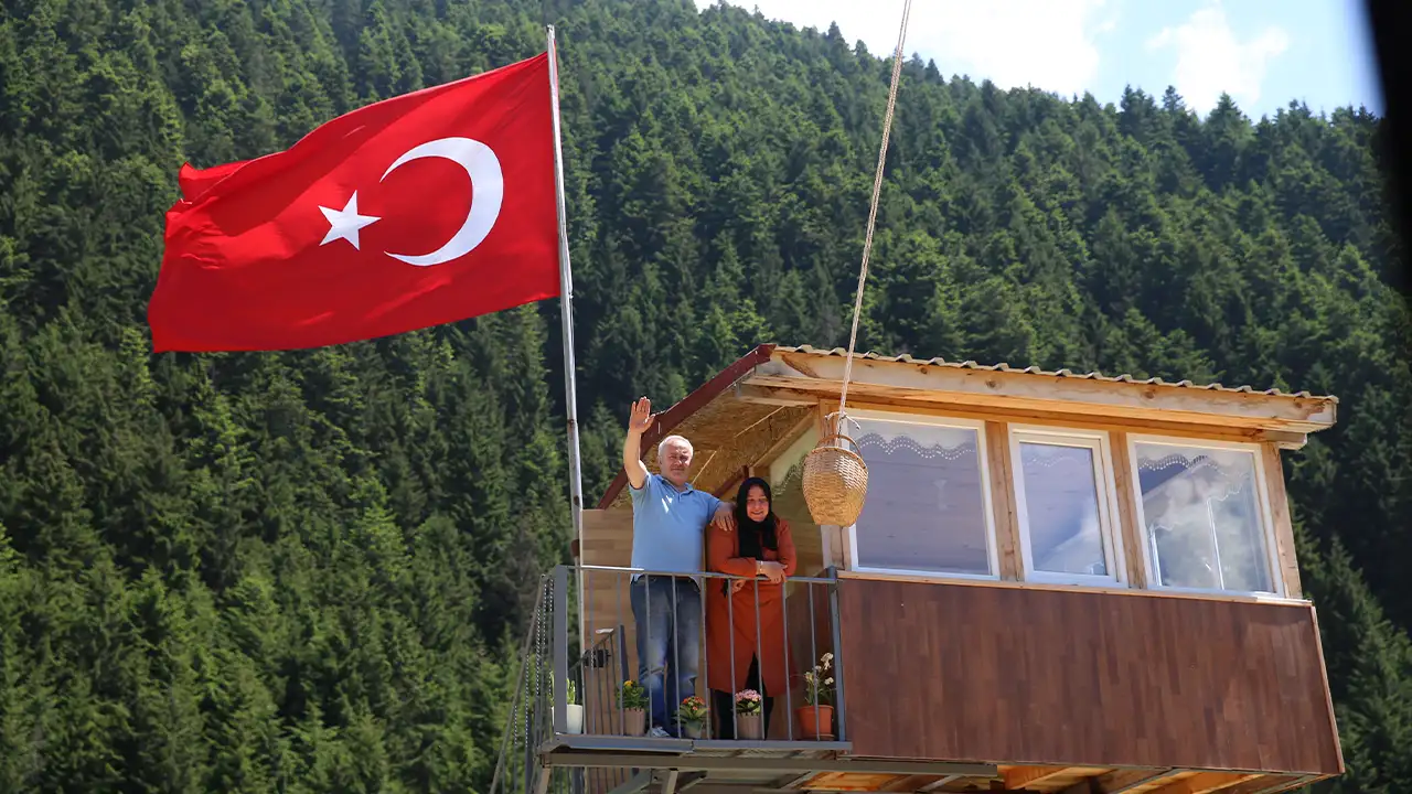 rizede-55-metre-yuksege-yaptigi-ev-ilgi-goruyor