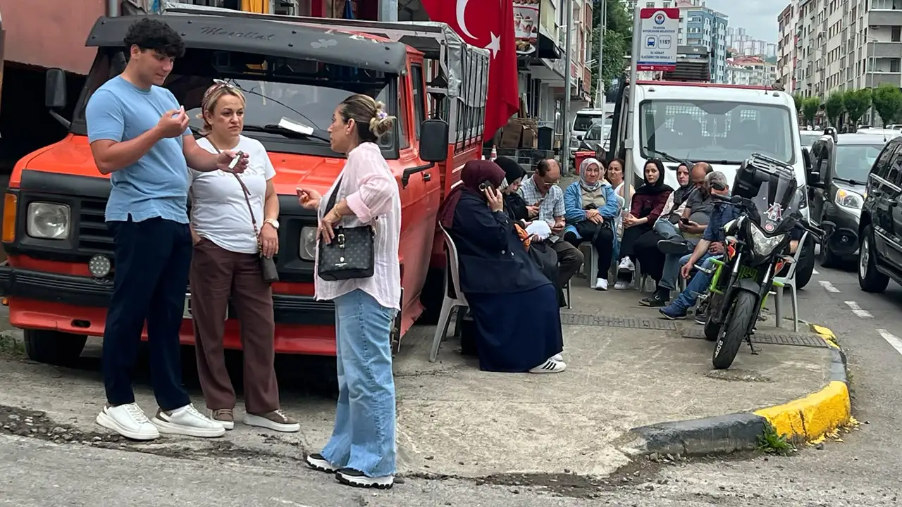 trabzonda-yks-heyecani-ogrenciler-ve-veliler-okul-onlerinde