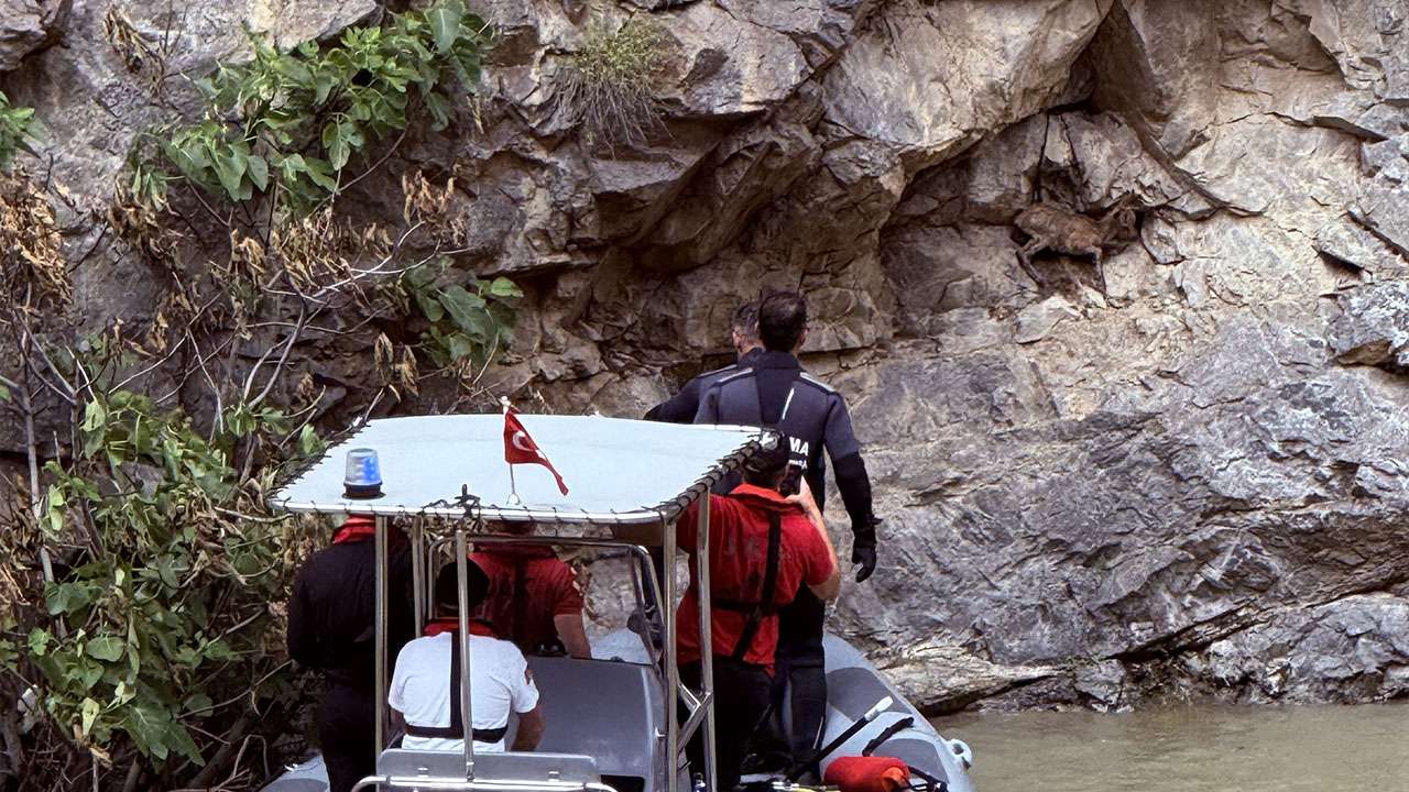 artvinde-kayip-baba-ve-oglu-ararken-trabzon-jak-ekibi-mahsur-kalan-oglagi-kurtardi