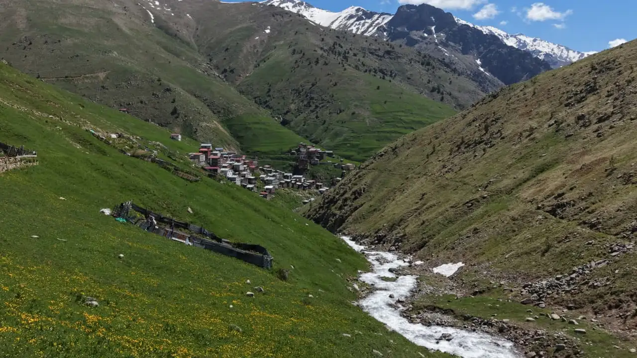 kackar-daglarinda-kar-ve-bahar-ayni-karede