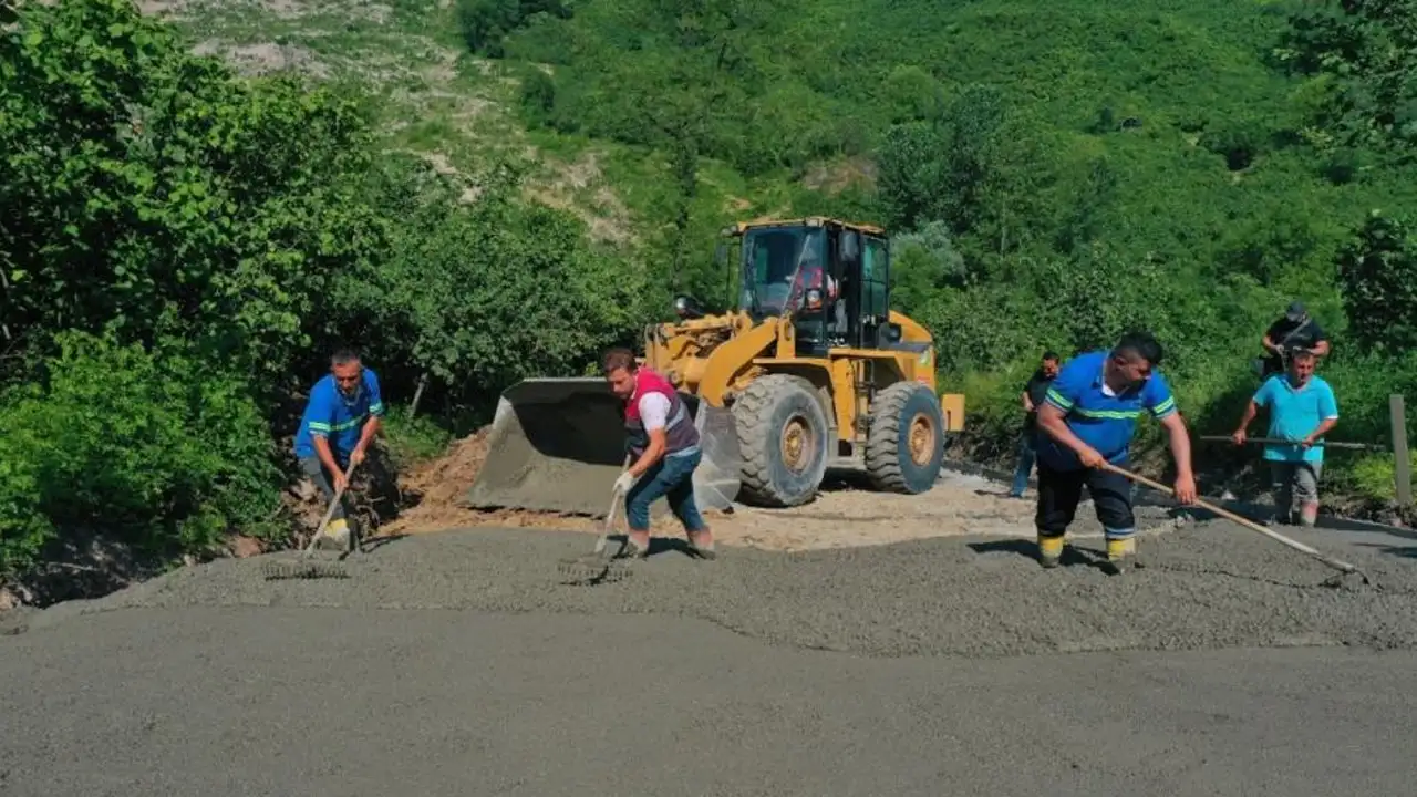 orduda-heyelan-sonrasi-acilan-yol-betonla-guclendirildi