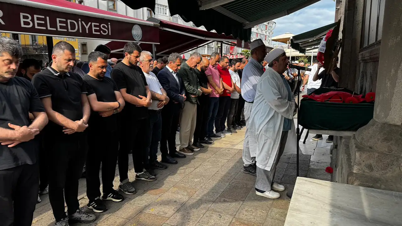 trabzon-buyuksehir-belediyespor-kulubunun-ozel-ve-milli-para-atletizm-sporcusu-emrah-ozturk-tedavi-gordugu-hastanede-yasamini-yitirmesinin-ardindan-organ-bagisiyla-uc-hastaya-umut-oldu