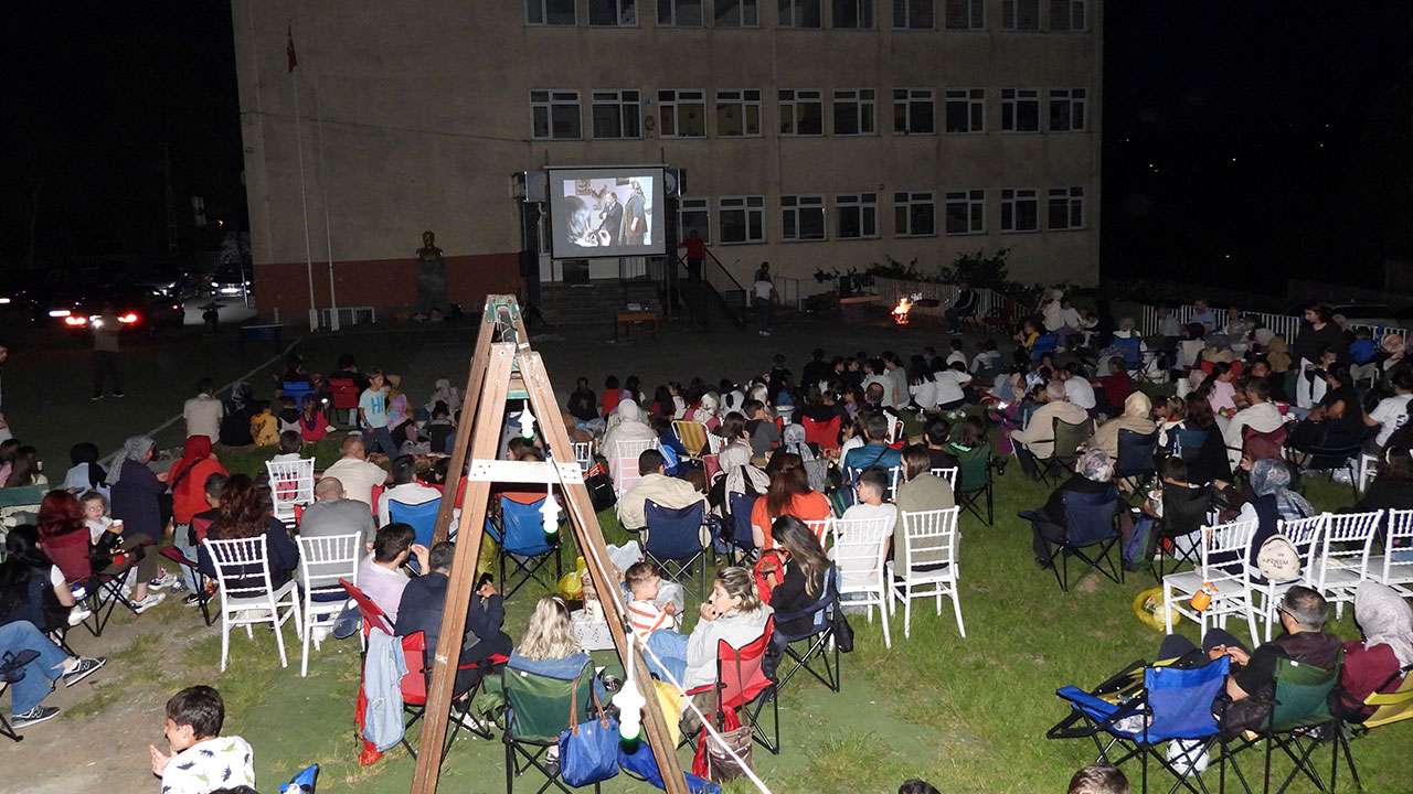 trabzonda-okul-bahcesinde-nostaljik-acik-hava-sinemasi