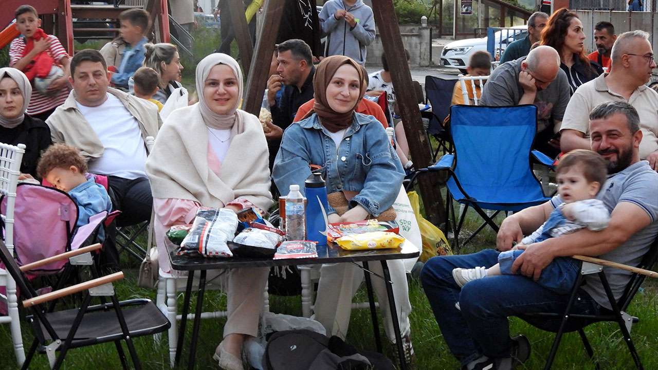 trabzonda-okul-bahcesinde-nostaljik-acik-hava-sinemasi