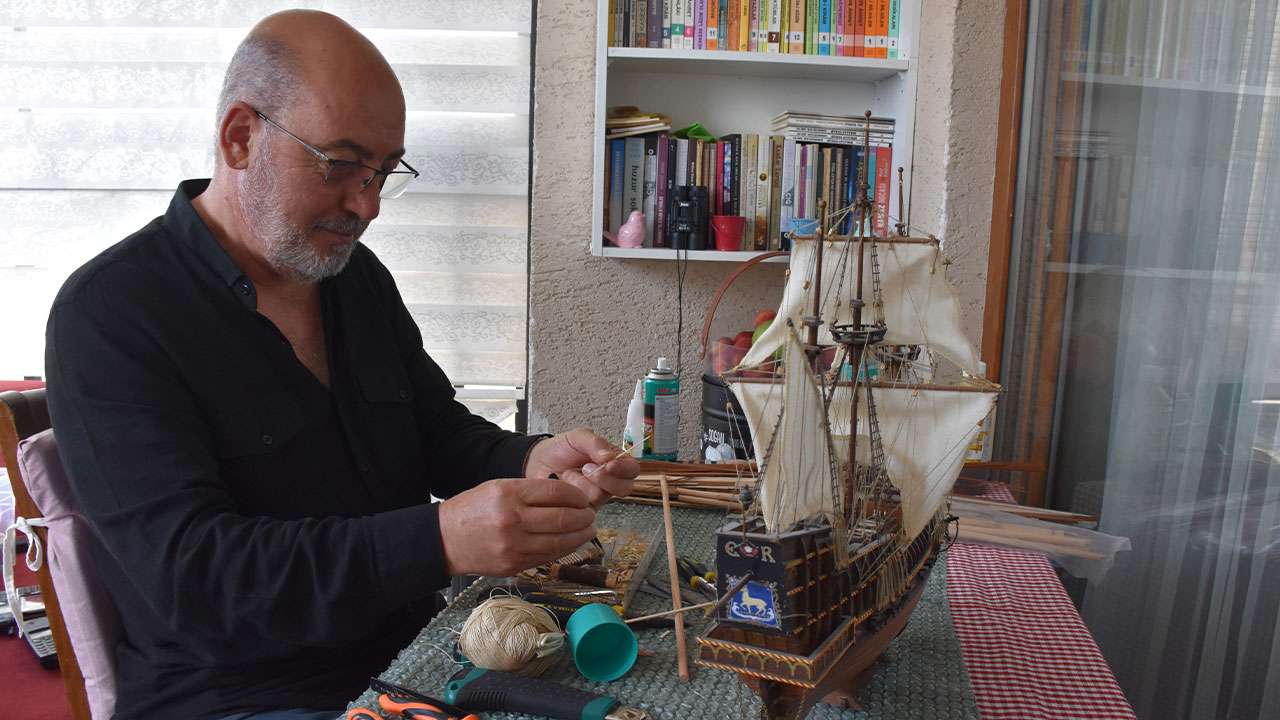 sehit-babasi-acisini-gemi-maketi-yaparak-dindirmeye-calisiyor