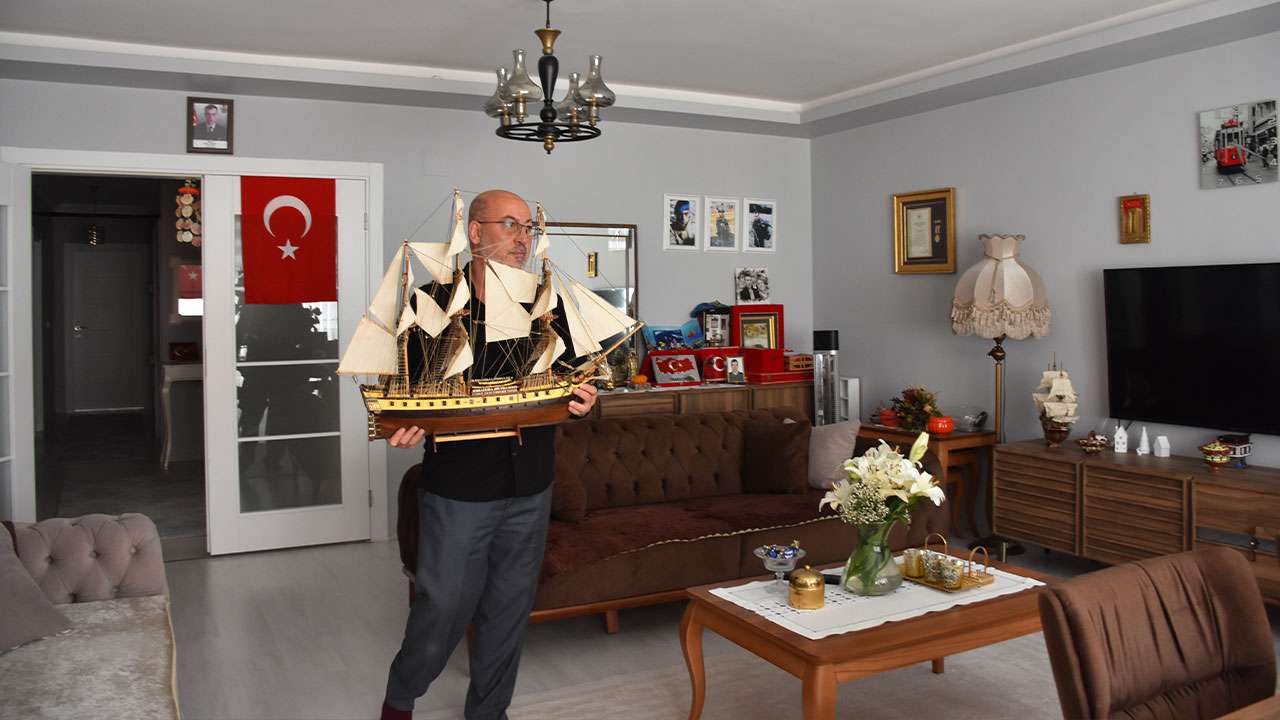 sehit-babasi-acisini-gemi-maketi-yaparak-dindirmeye-calisiyor