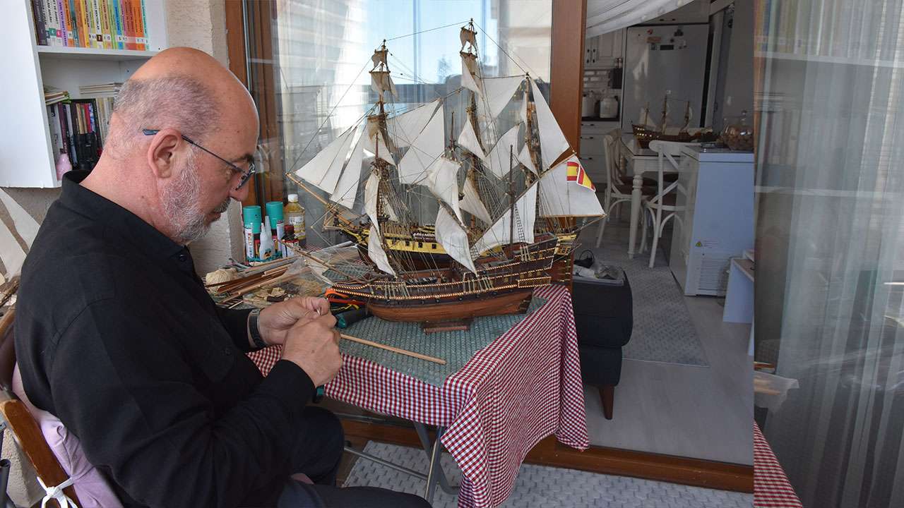 sehit-babasi-acisini-gemi-maketi-yaparak-dindirmeye-calisiyor