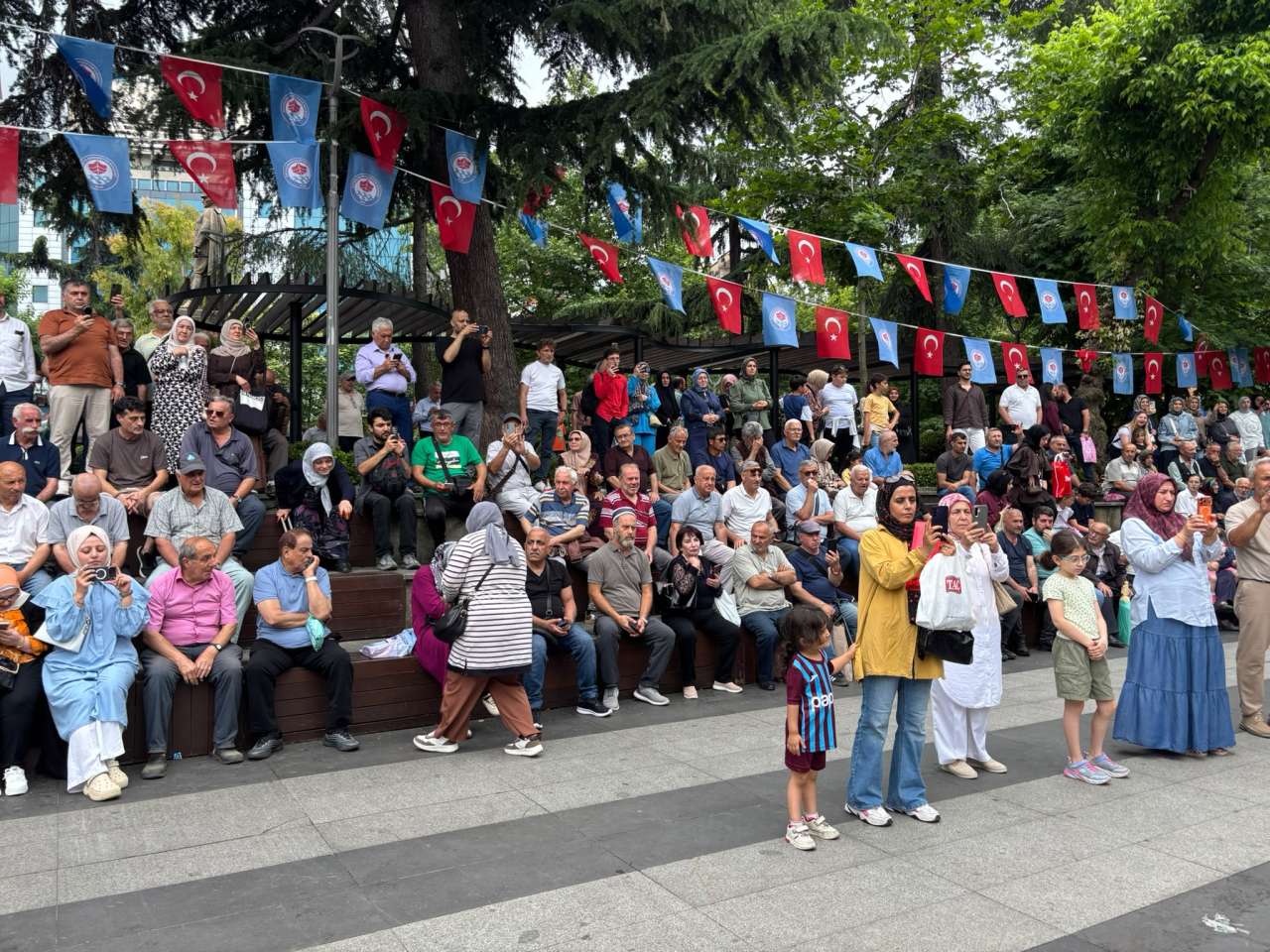 trabzon-meydaninda-asure-bereketi-vatandaslar-meydan-parkina-akin-etti