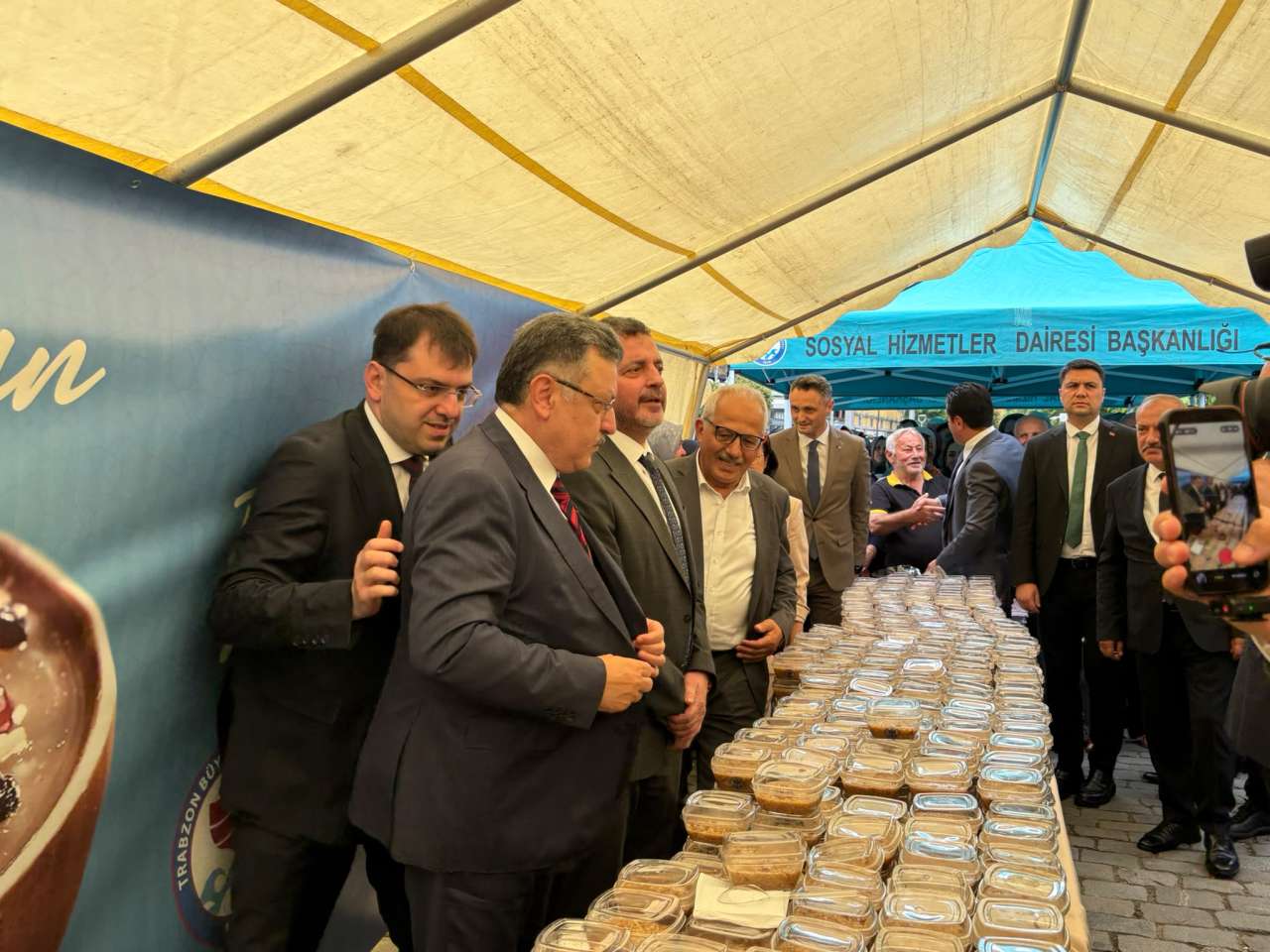 trabzon-meydaninda-asure-bereketi-vatandaslar-meydan-parkina-akin-etti