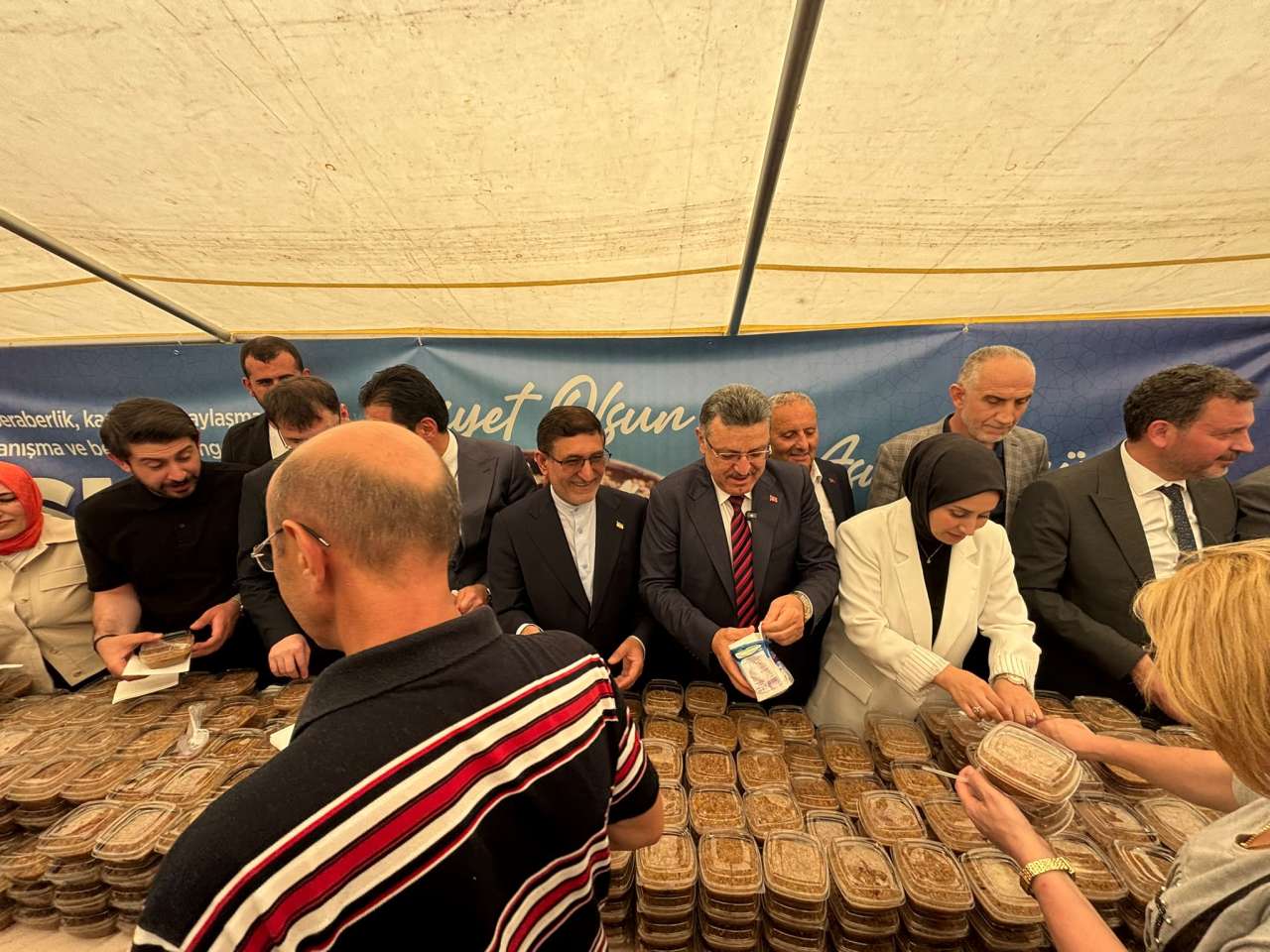 trabzon-meydaninda-asure-bereketi-vatandaslar-meydan-parkina-akin-etti