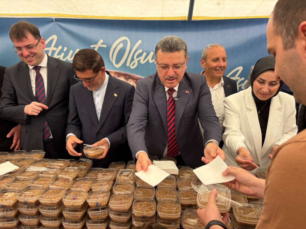trabzon-meydaninda-asure-bereketi-vatandaslar-meydan-parkina-akin-etti