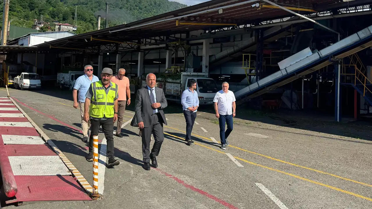 artvin-ticaret-borsasi-heyetinden-cay-fabrikasina-ziyaret