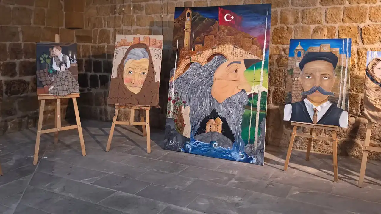 bayburtta-ogrencilerden-yil-sonu-sanat-sergisi