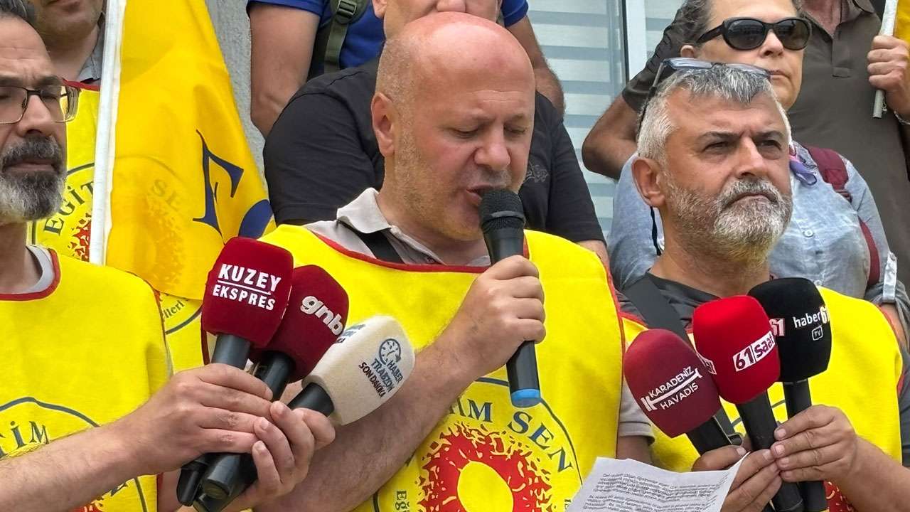 egitim-sen-trabzondan-ogretmenlere-destek-ogretmenlerin-karsisina-barikat-degil-cozum-konulmalidir