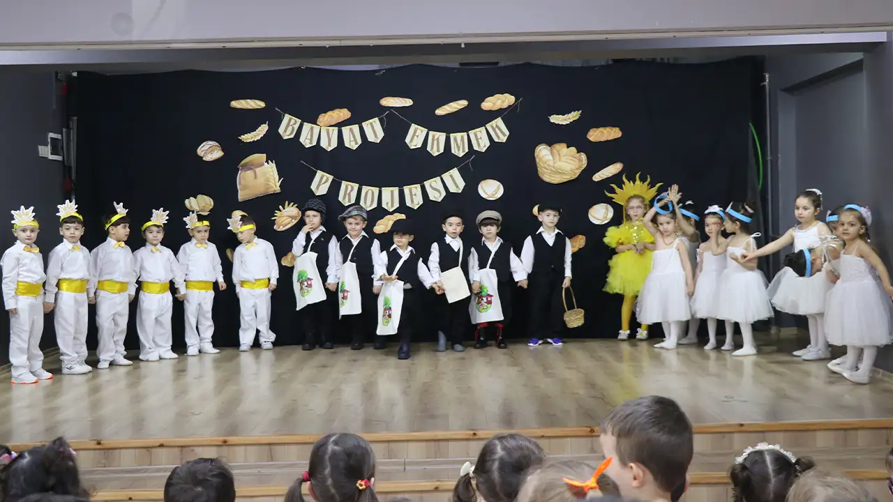 rizede-minikler-bayat-ekmekle-israfa-karsi-bilinclendi