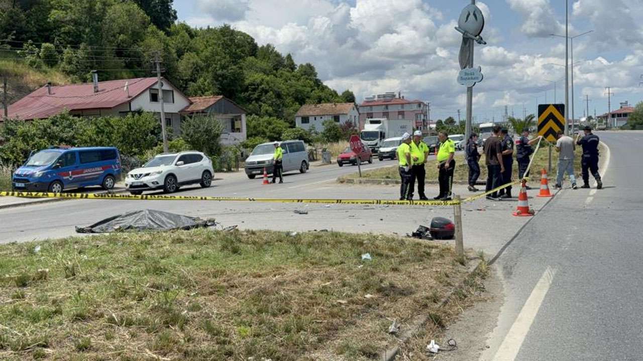 trabzon-plakali-arac-kazaya-karisti-motosiklet-tekerler-arasina-saplandi