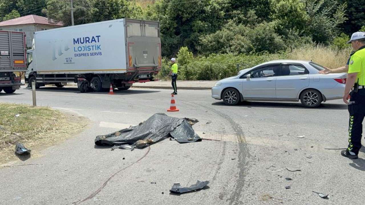 trabzon-plakali-arac-kazaya-karisti-motosiklet-tekerler-arasina-saplandi