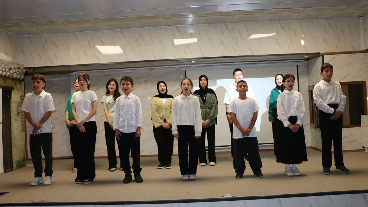ofta-ogrenciler-yabanci-dil-yeteneklerini-sahneye-tasidi