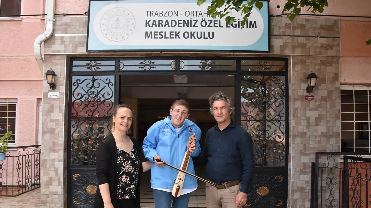 ozel-gereksinimli-mehmet-kemenceyi-eline-alinca-mutlulugu-buluyor