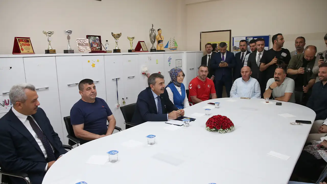bakan-tekin-rizede-egitimdeki-degisimi-rakamlarla-anlatti