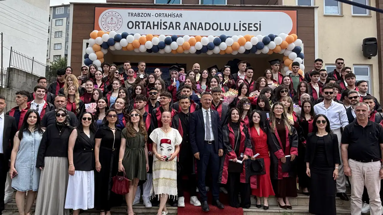 trabzonda-ortahisar-anadolu-lisesinde-mezuniyet-coskusu-yasandi