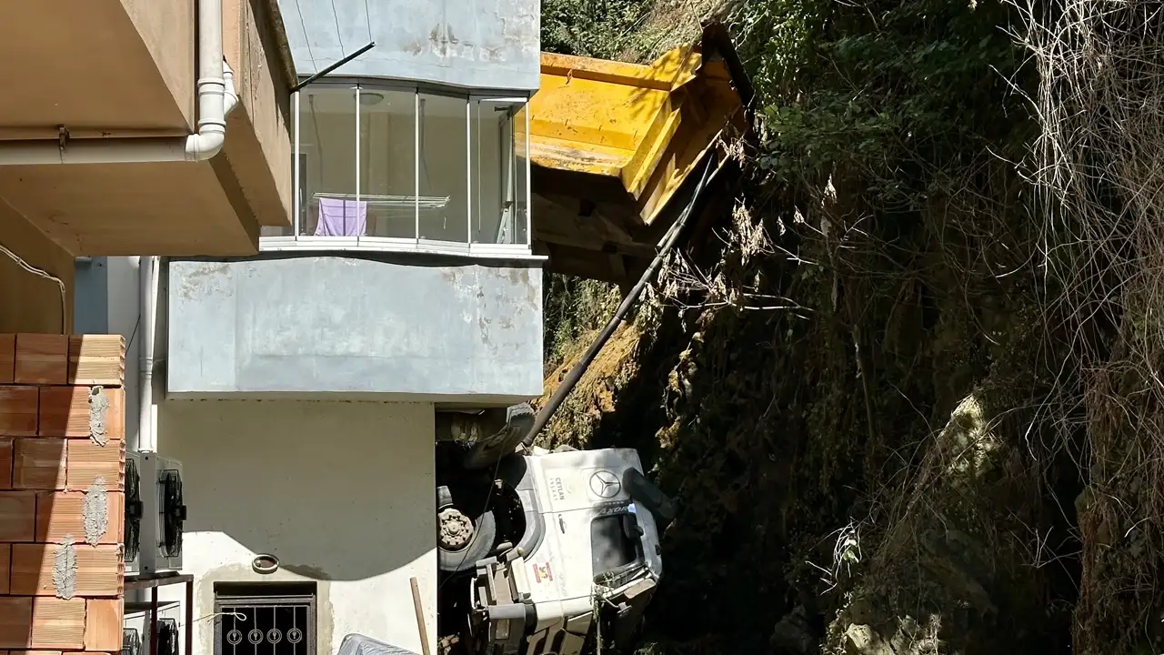 giresunda-kontrolden-cikan-kamyon-apartmana-carpti-2-kisi-yaralandi