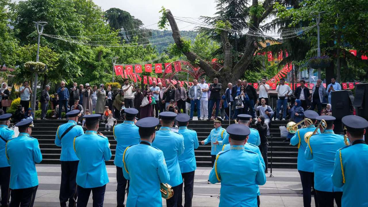 meydan-parkinda-mehter-coskusu-osmanli-marslari-yankilaniyor