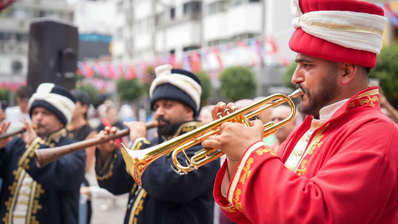 meydan-parkinda-mehter-coskusu-osmanli-marslari-yankilaniyor