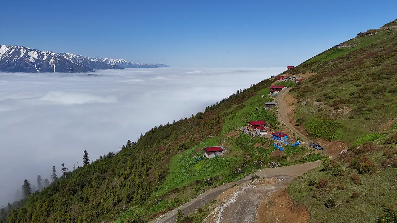 rize-yaylalarinda-olusan-sis-denizi-hayran-birakti