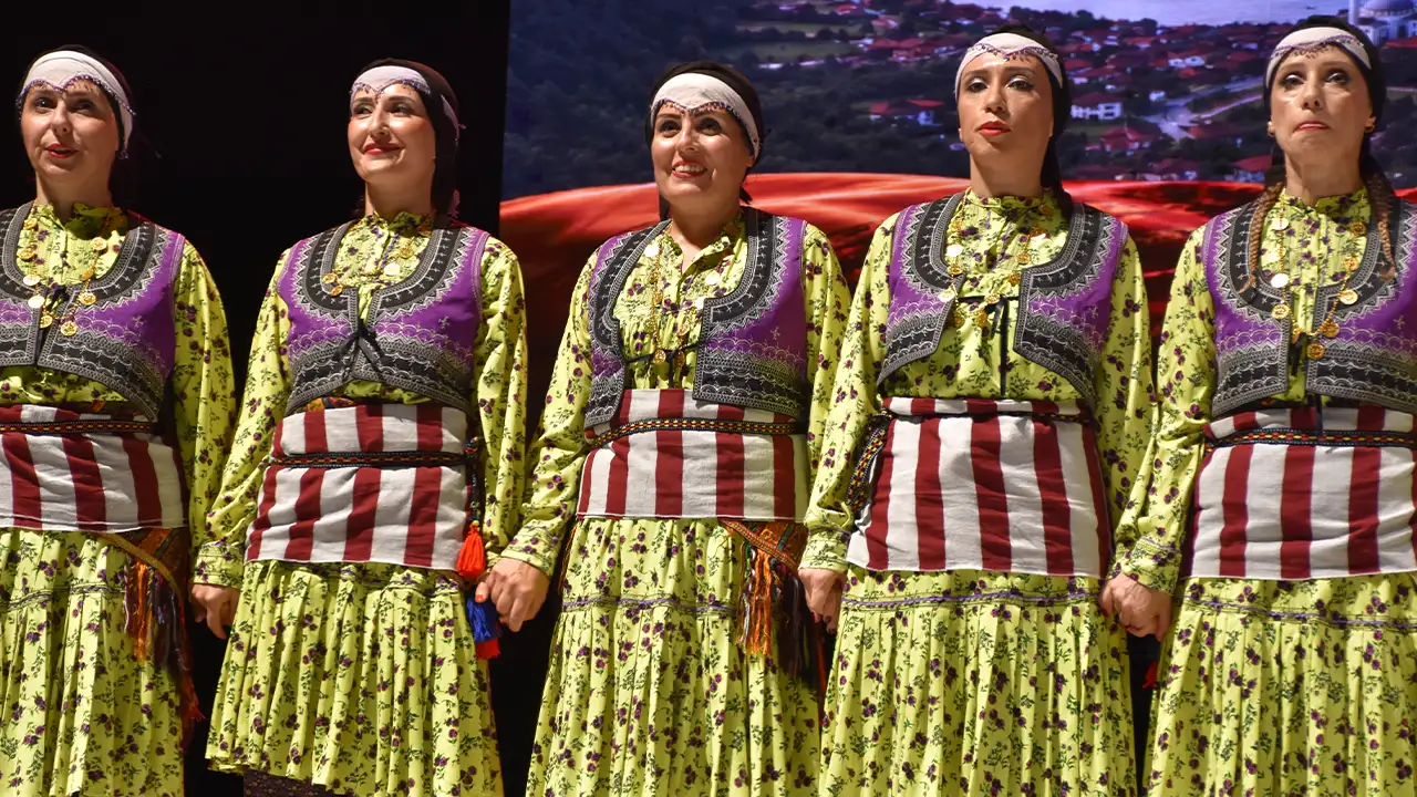 trabzonda-140-ogretmen-ayni-sahnede-sanatseverlerle-bulustu