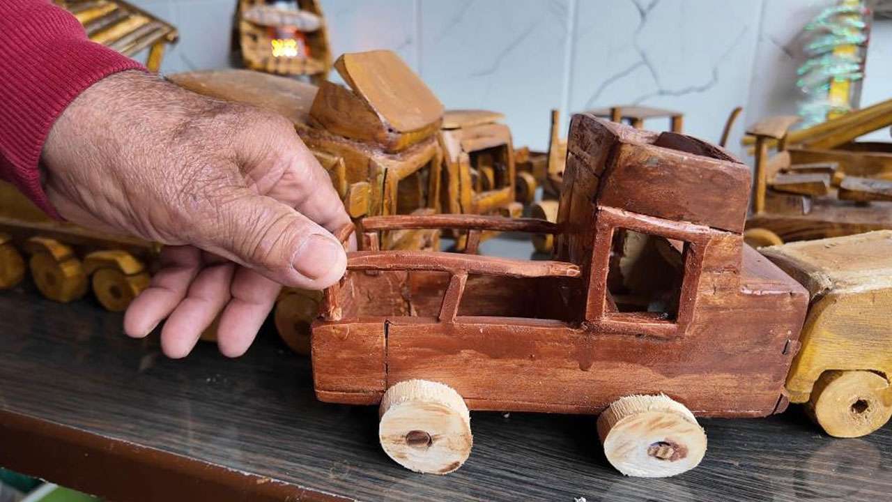 bayburtta-cocukluk-anilari-hobiye-donustu-emekli-balikci-dut-agacindan-sanat-eserleri-uretiyor