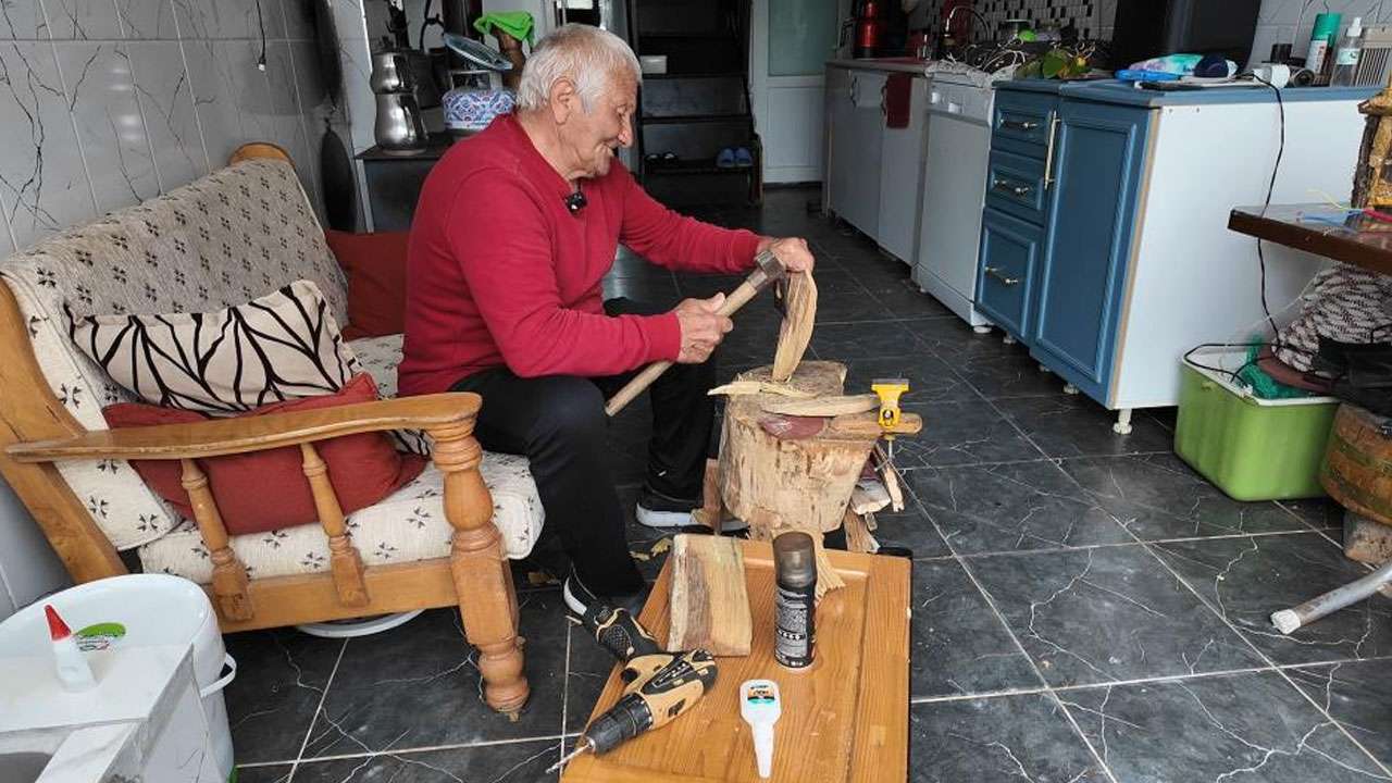 bayburtta-cocukluk-anilari-hobiye-donustu-emekli-balikci-dut-agacindan-sanat-eserleri-uretiyor