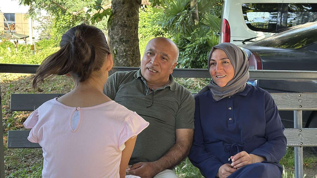 ikizlerinden-birini-kaybeden-cift-kiz-cocuguna-yuva-oldu