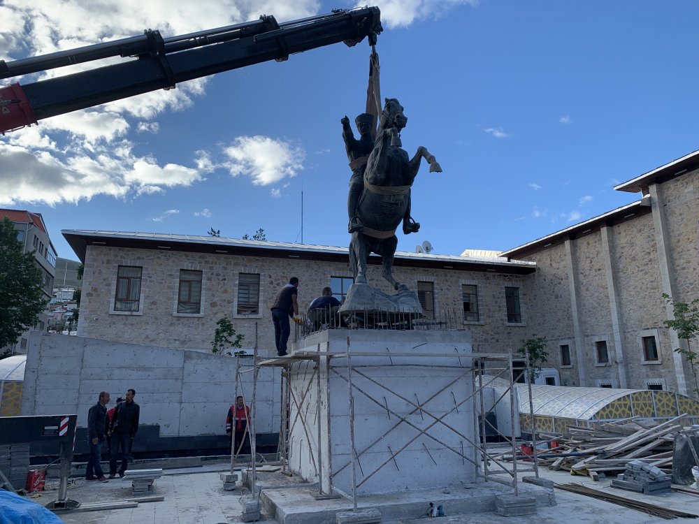 Bayburt'ta Atatürk anıtı tekrar yerine monte edildi