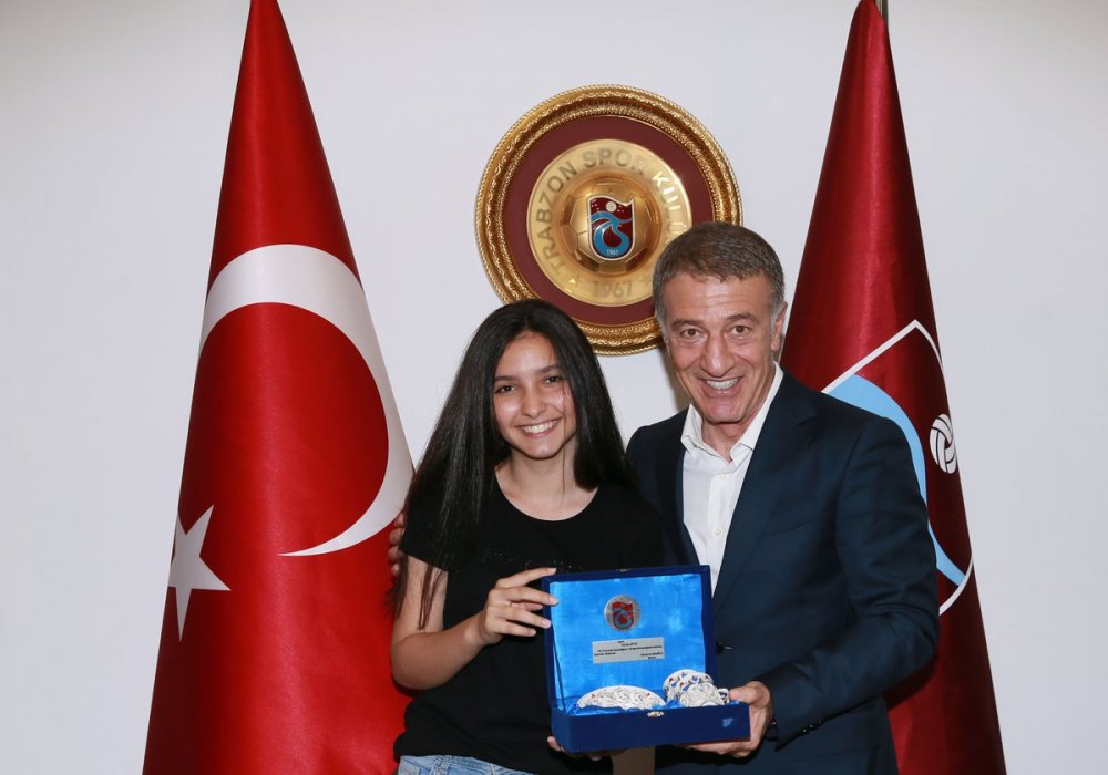 Ahmet Ağaoğlu, LGS Türkiye Birincisi Ayşe'yi makamında ağırladı