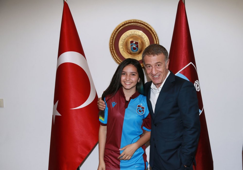 Ahmet Ağaoğlu, LGS Türkiye Birincisi Ayşe'yi makamında ağırladı