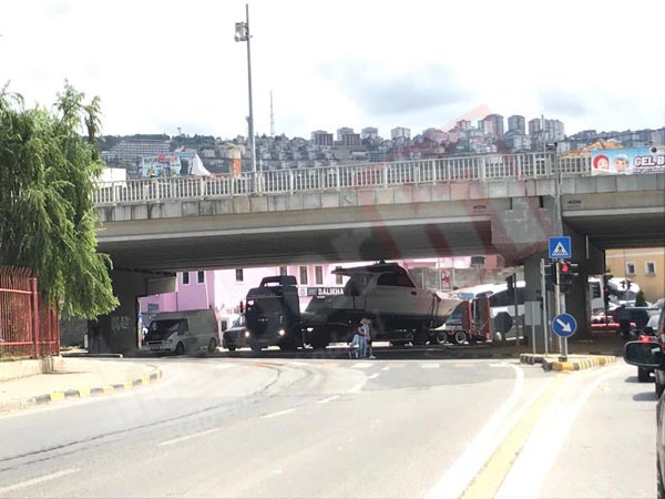 Trabzon'da tekne köprüye sıkıştı